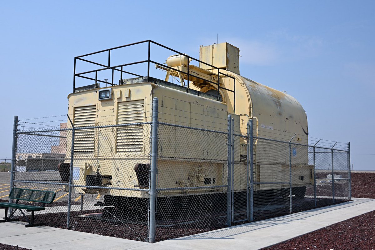 tangyorai's tweet photo. EBR-1っていう発電用原子炉の試験棟跡地の博物館に行ったんですが、GE製の放射線鉛シールド付機関車とかいうバケモノみたいな機関車いて激アツだった https://t.co/Hj866iy5sK
