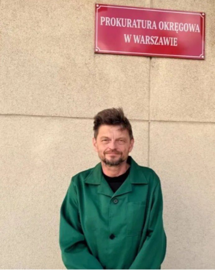 LKraskowski's tweet photo. Adwokat: Panie Leszku, musi się pan stawiać na policji dwa razy w tygodniu. Jeśli nie będzie pan tego robił, to znów pana zamkną, a Sakiewicz straci 25 tysięcy złotych, które za pana wyłożył. 

Ja: Panie mecenasie, nie ma takiej opcji. Nie będę się stawiał, bo nie popełniłem żadnego przestępstwa.  W stanie wojennym rozklejalem ulotki po godzinie milicyjnej. W nocy. Miałem wtedy 14 lat. Nie chodzi o to, że się tym teraz chwalę, tylko staram się panu wytłumaczyć, że aby się stawiać na komendzie u tych pał, musiałbym się jeszcze raz urodzić. Jeśli zabiorą pieniądze Sakiewiczowi, to odpracuję i mu je oddam. 

- Panie Leszku, pakuje się pan w kłopoty. A my potem będziemy musieli Pana z nich wyciągać.

- Zgłaszałem się na komendzie na Ursynowie, dopóki stacjonowałem w Warszawie. W Domu Dziennikarza przy Foksal. I zgłaszałbym się nadal, gdybym mieszkał w swoim domu w Łosiu, bo na Ursynów z Łosia jedzie się Puławską Bis 20 minut. Ale to przecież prokurator uczynił mnie człowiekiem bezdomnym. I zrobił to z pełną premedytacją. Nie mogę wejść do własnego domu, a nawet się do niego zbliżyć na odległość 💯 metrów. Do Albanii też nie polecę, bo mam zakaz opuszczania kraju. 
Gdy policjanci pytają mnie o adres, odpowiadam: honda civic. Gdy dziś podczas badań sądowo-psychiatrycznych, bo przecież jestem wariatem, pani psycholog zapytała mnie o adres, odpowiedziałem: "dzięki prokuraturze jestem bezdomny". Dzieci nie widziałem od połowy maja. 
Nie stać mnie na wynajęcie mieszkania w Warszawie, a nawet w Piasecznie. Ostatnio przez dwa tygodnie mieszkałem w domku letniskowym nad Pilicą w Sulejowie. Teraz mieszkam w drewnianym domku nad Bugiem. Moje psy są przeszcześliwe. Codziennie kąpiel w rzece. Nigdzie się nie ukrywam. Po telefonie można mnie zlokalizować w pięć sekund. Nie będę dojeżdżać na Ursynów dwa razy w tygodniu, aby się zameldować. Nie stać mnie na benzynę. A poza tym nie dam się wdeptać w glebę. Mam podawać swój numer i meldować się jak więzień? 

- To pana zamkną. 
- A niech mnie zamkną. Przynajmniej będę miał pewny dach nad głową. Tuż przed maturą do mojego liceum przyszli esbecy i powiedzieli dyrekcji, aby znaleźć coś na Kraskowskiego i nie dopuścić do matury. Na szczęście mój wychowawca był wicedyrektorem szkoły i delegatem na IX Nadzwyczajny Zjazd PZPR. Był mocny w partii i ich pogonił. 
Panie mecenasie, ludzie którzy rządzą naszym krajem są dla mnie prostą kontynuacją komuchów, którzy w 1985 roku nie chcieli dopuścić mnie do matury. Trzeba ich pogonić tak samo jak pogoniliśmy tamtych. W stanie wojennym jako dzieciak łamałem komunistyczne prawo. Dlaczego dzisiaj miałbym zachowywać się inaczej? No niech pan mi powie: dlaczego?