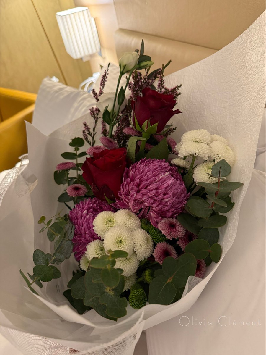 dateolivia03's tweet photo. Six weeks apart was long. Spending a night together was barely compensation, but it felt wonderful.🥰 Time to talk, and time just to be together without words. The flowers are beautiful.🌹 Looking forward to the three days we spend together next.☺️ https://t.co/gI740XYpf8
