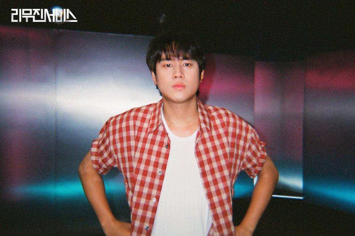 mujin_plz's tweet photo. 무쥔장 이(가) [득셀] 하셨습니다.📸
(ㄴ셀카의 경지에 올랐다는 뜻.🧡)

무쥔장의 해사한 미소…
너무 눈! 부! 셔! ˗ˏˋയ ✩

#이무진 #LEEMUJIN 
#리무진서비스 #LMJSV https://t.co/9eYb1lYXFR