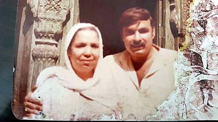 ShkhRasheed's tweet photo. شیخ رشید احمد کی اپنی والدہ مرحومہ کے ساتھ لال حویلی کی بالکونی میں یادگار تصویر https://t.co/pT7JQu8abj