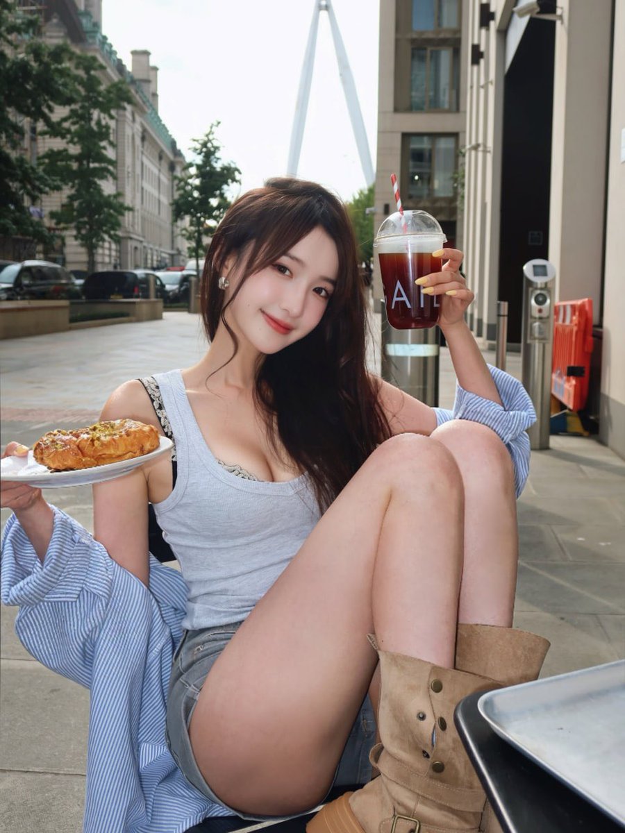Lixin_rui01's tweet photo. 《☕️🥐》
開心果可頌好好吃（¯﹃¯）
已無力挽救後面大過曝的倫敦眼 🙂
so maybe just look at me x https://t.co/npQzeNe9iX