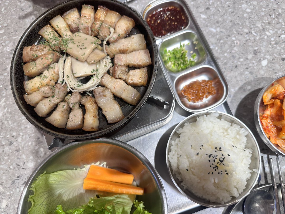 defimkim's tweet photo. ไม่เคยเบื่อ! วันไหนจะกินเตรียมกดจองโต๊ะล่วงหน้า ไปเดินเล่นแล้วรีบมาตามคิว มันฟินทั้งกิมจิและผักเติมไม่อั้น แล้วก็จะซ้ำเซ็ตหมูแบบเดิม🥳 https://t.co/Amh7CAsRq6