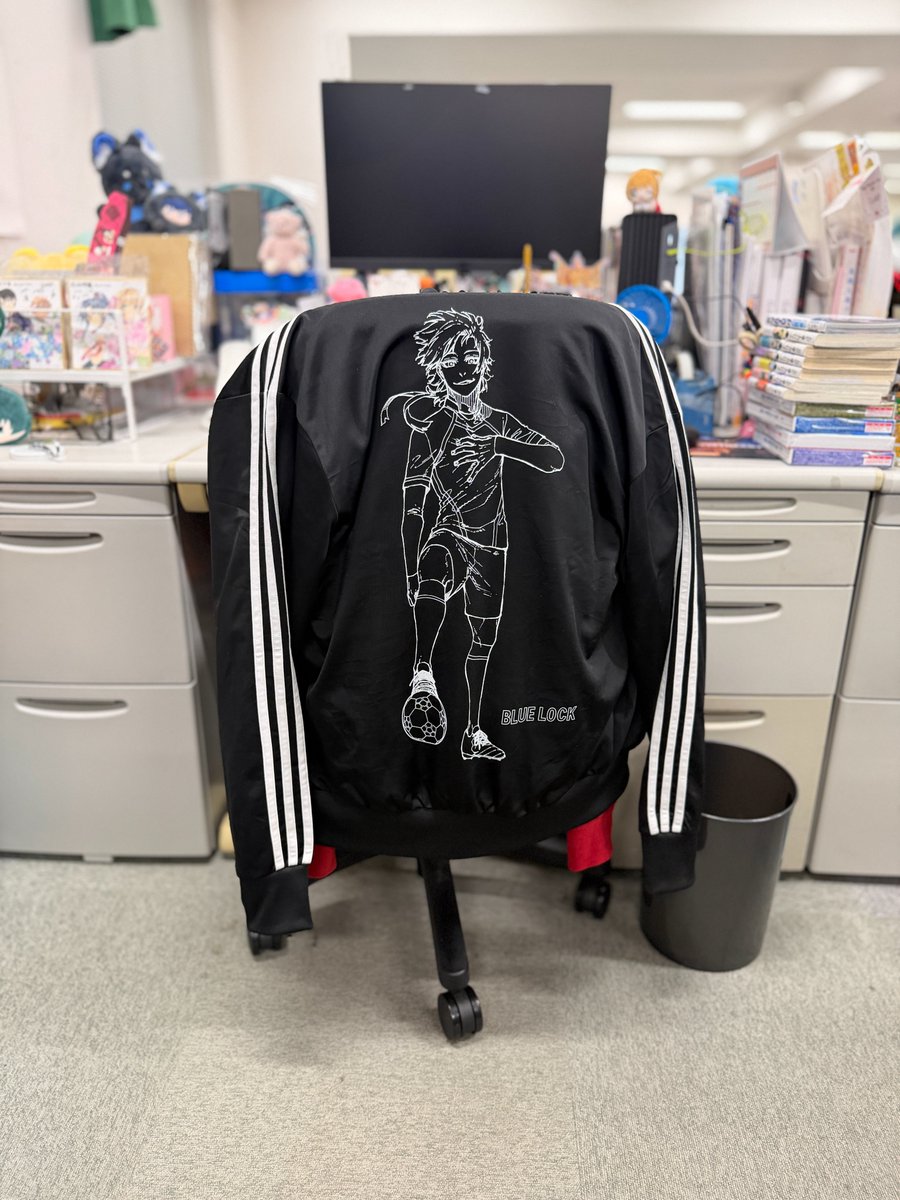 KODANSHA_EN's tweet photo. Spotted in the office—chairs that reveal our favorite works. 
No. 9: BLUE LOCK at the Rights Merchandising Department

#BLUELOCK @BLUELOCK_WM https://t.co/oexV1lQm8Q