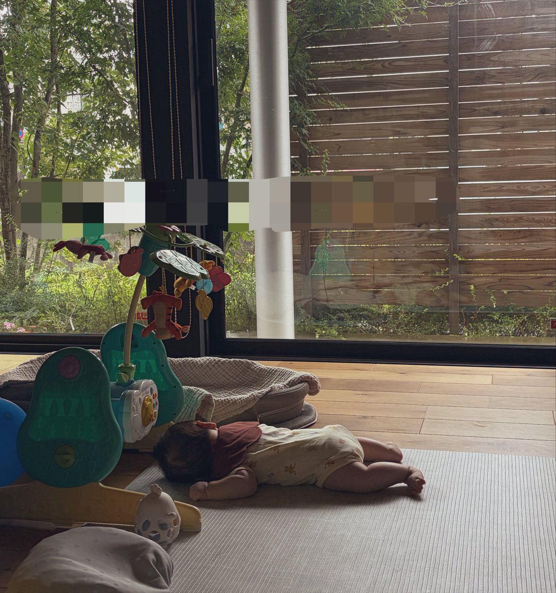 MyhomeRon's tweet photo. ずり這い練習中の我が子👶
プーメリーを目指し、寝返りとつたないずり這いを駆使してようやく到着！よかったね〜〜〜！と思ったら力尽きて寝た🤣 https://t.co/tmoggztAiq