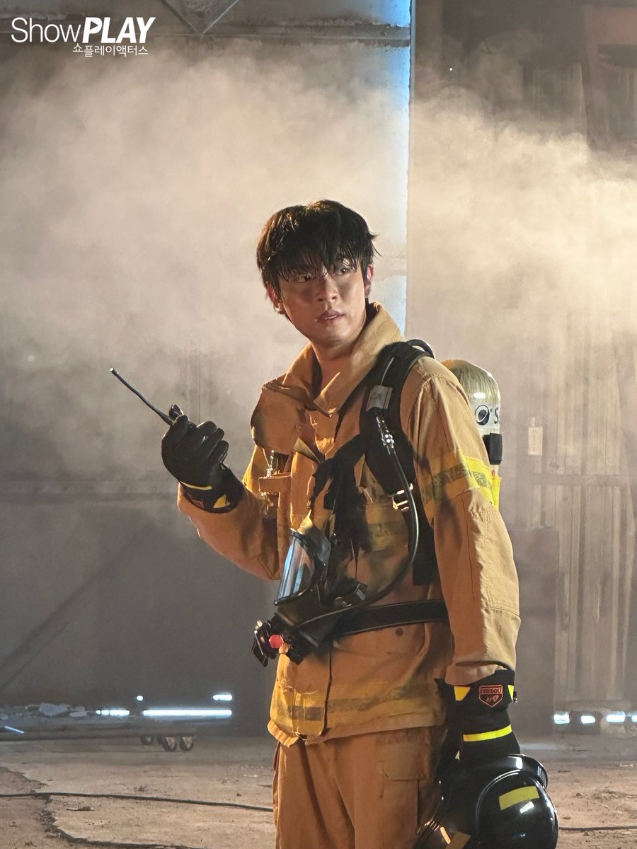 showplay_act's tweet photo. [#김재한]
뮤지컬 <사칠> 프로필 촬영 𝐁𝐞𝐡𝐢𝐧𝐝 𝐏𝐡𝐨𝐭𝐨 🎥✨

소방관들의 실제 이야기를 담은
뮤지컬 <사칠>로 돌아온 재한 배우👨‍🚒

재한 강이준에게 많은 사랑 부탁드리며,
링크아트센터드림 드림2관에서 만나요 🙌

#KIMJAEHAN #사칠
#프로필 #비하인드 #쇼플레이액터스 #ShowPLAY_ACTORS https://t.co/gyEMsKVMkA