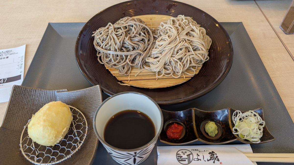 Yerse141's tweet photo. 川越 よし蔵川越鴨田店の合盛り（1.5玉）と玉子の天ぷら

以前から気になっていたお店。お蕎麦は十割そばで、白、黒、合盛り（+50円）が選べる。量は3玉まで同一価格と良心的。
蕎麦つゆは甘めに感じたけど、蕎麦湯で割ったらびっくりする位美味しかったです。

#川越
#よし蔵 https://t.co/VlJPpPDOkT