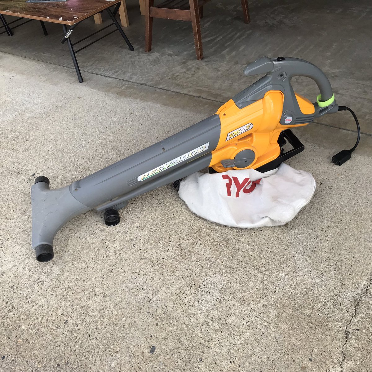 renanto_6850's tweet photo. いつもありがとうございます。
RYOBIブロワバキューム（粉砕機能付）入りました✨

全長約1m
ブロワバキューム　¥6,600-

#Reなんと
#リユース
#ブロワバキューム
#RYOBI https://t.co/WwkZVCl5AO