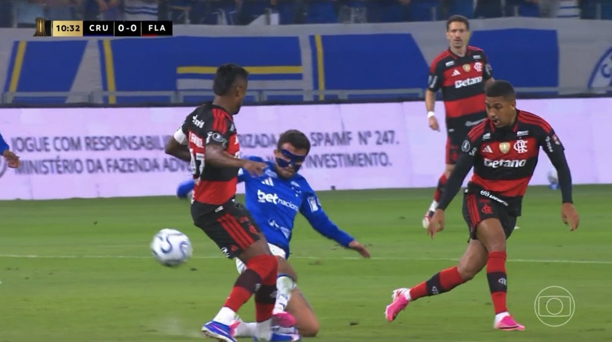 futebol_info's tweet photo. 🟨 Matheus Henrique, do Cruzeiro, recebeu cartão amarelo por essa entrada em Bruno Henrique, estava pendurado e está FORA do jogo de volta, no Maracanã.

📸 Reprodução/Globo https://t.co/uD5hYAq0ve