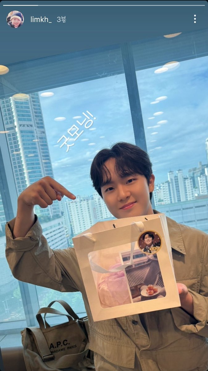 happyham902's tweet photo. 밤공하고 새벽에 일어나 라이브까지...진짜 성대가 어케 그래??? 복복복🫳🫳🫳 옥수수 백개 머거~ https://t.co/chqKrg1ipO