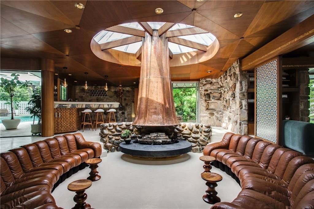 luusssso's tweet photo. There are conversation pits 

Then there are Bruce Goff conversation pits 

An absolute legend https://t.co/ocVbvZFNjo