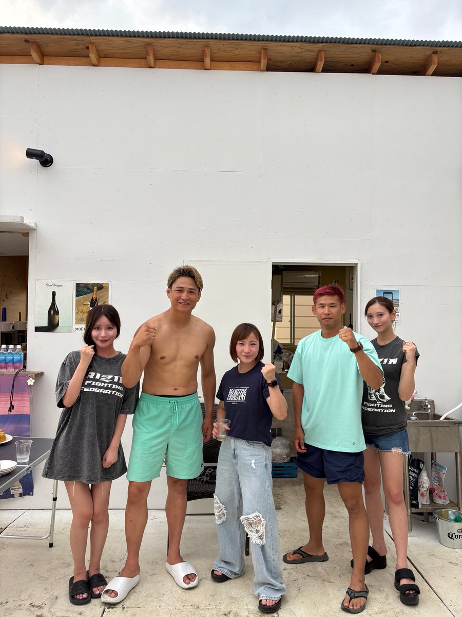 aimidayon_o0's tweet photo. おはよー！
昨日はRIZINビーチハウス🌺
バナナボートで何回も海に落とされて楽しかったな🤭
夏めっちゃ楽しんでる https://t.co/1PiK4YzDCz