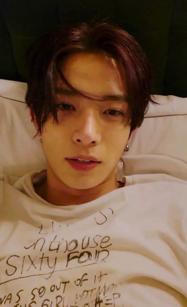 simjaeyunsring's tweet photo. this genre of heeseung i’m so hungry 😭😭 i mean horny 👀😭😭😭 https://t.co/3DFhrTw6q7