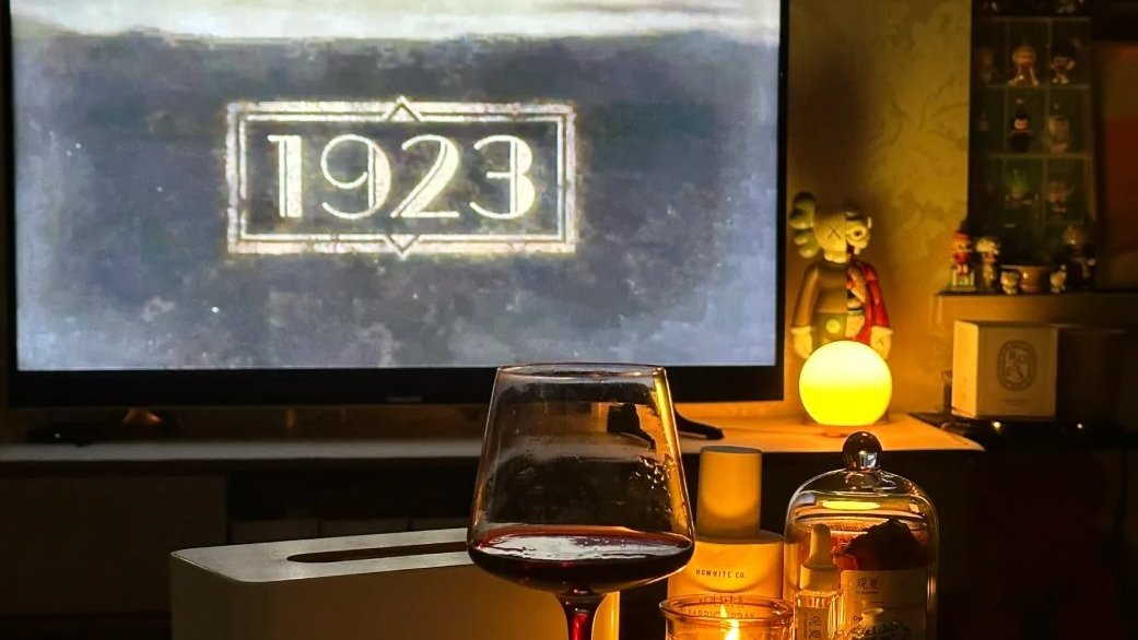 _Elizabeth_cd's tweet photo. When I'm at home, having a drink and watching a movie by myself is probably one of my favorite things to do🍷 https://t.co/AKYFTXjj9D