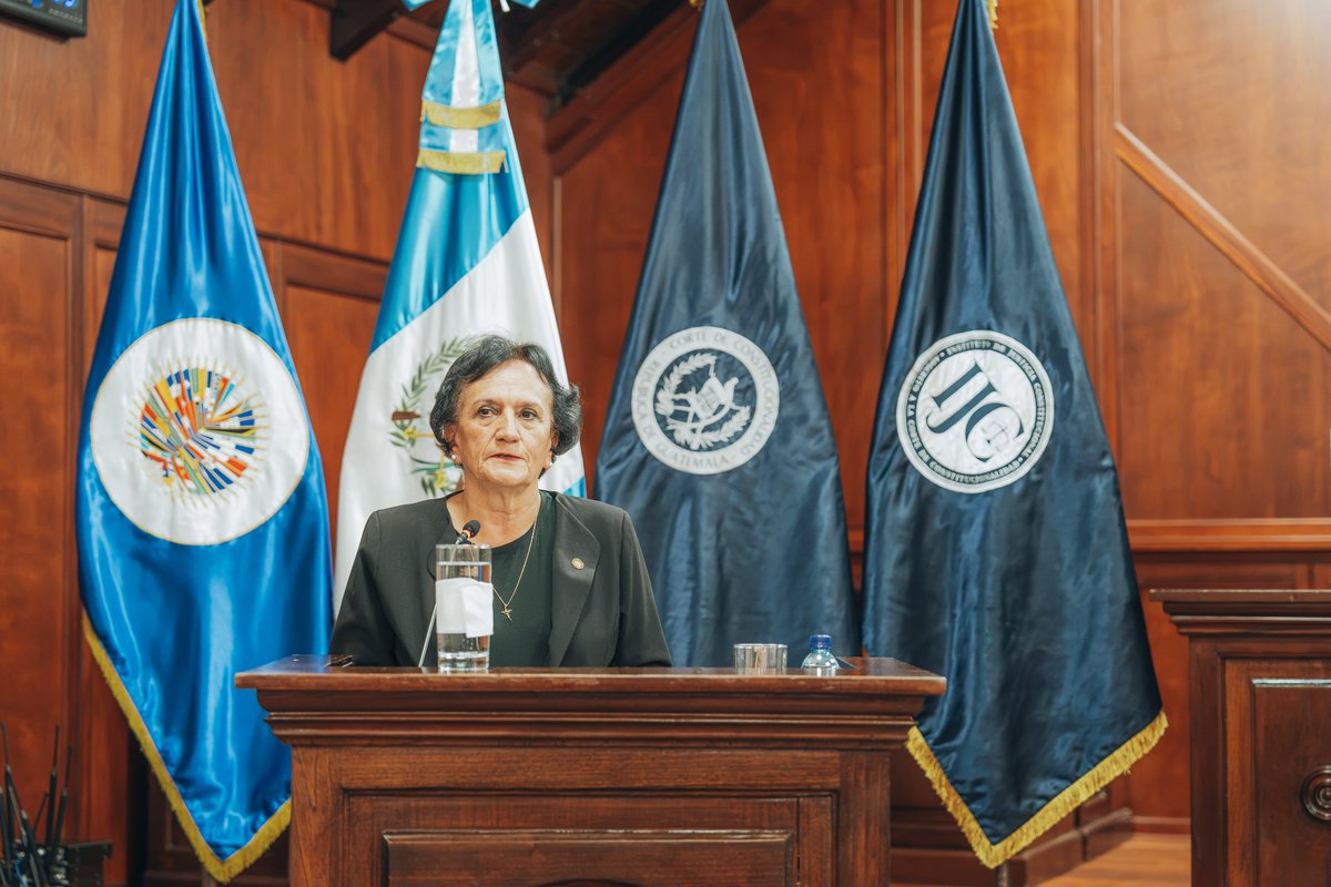 CC_Guatemala's tweet photo. Nos convoca hoy un tema que trasciende las fronteras geográficas y temporales: la emergencia climática y su innegable vinculación con los derechos humanos. Como parte de la Corte de Constitucionalidad somos garantes del orden constitucional, nuestra función no puede ser ajena a los desafíos que impone un planeta en constante transformación. El cambio climático no es solo una crisis ambiental; es un fenómeno que amenaza la dignidad humana, la salud, la alimentación, la vivienda y, en última instancia, el ejercicio pleno de las garantías fundamentales de todas las personas.