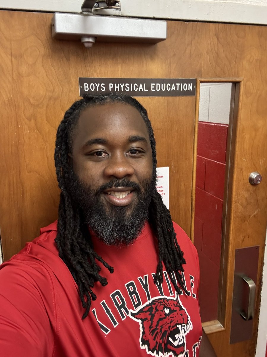 Coach_Houston_'s tweet photo. School year officially underway and it’s been a long 1st day! I’m definitely excited to be able to work between two schools Kirbyville Jr. High and Kirbyville High School I call it the best of both worlds! #PETeacher #GirlsBasketball #1stDay #TrustTheProcess #NewSchools https://t.co/SSmA1QIH1B