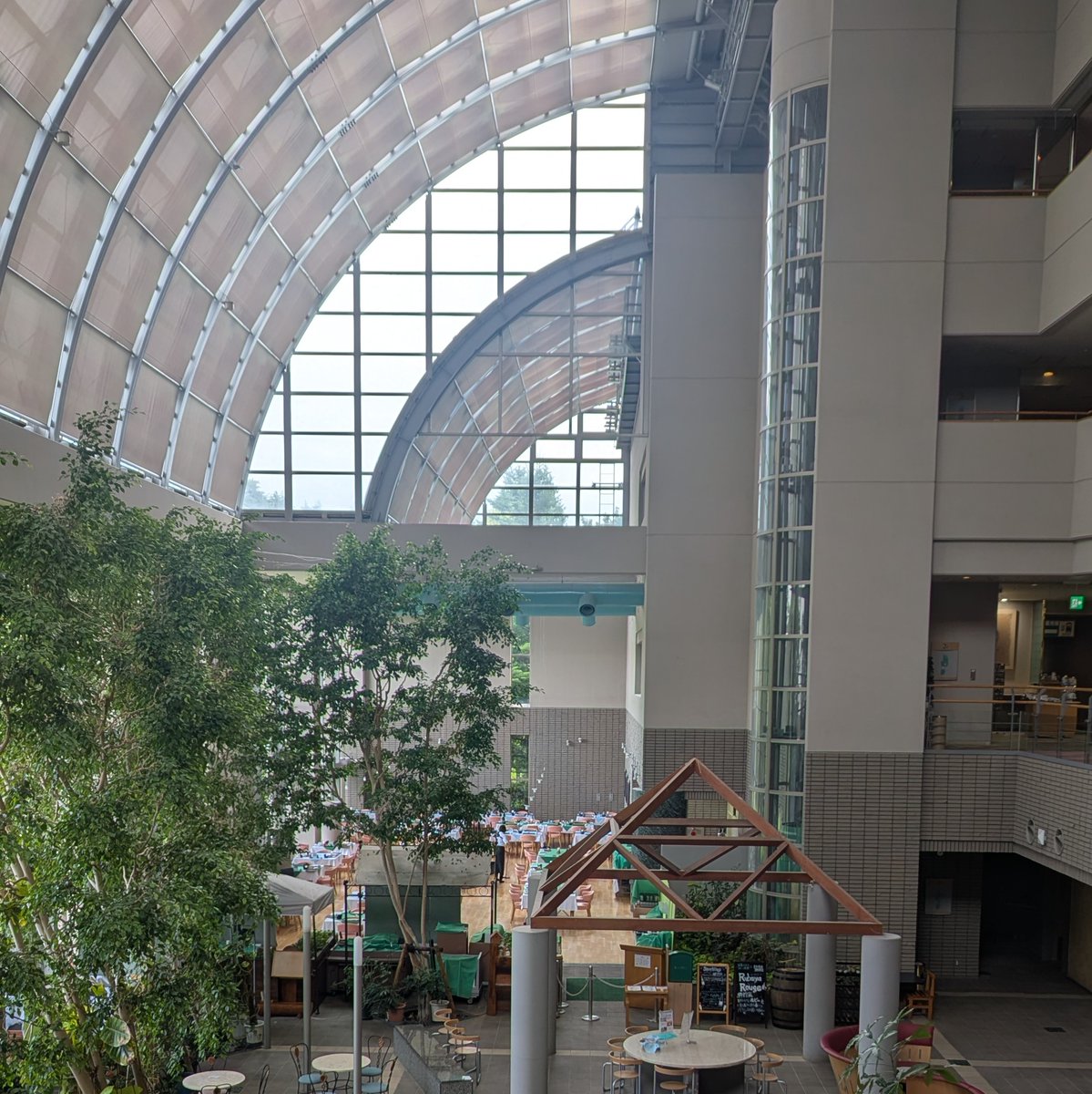 univalize's tweet photo. 一昨日に八ヶ岳に入り、昨日は雨、今日は快晴です。 昨日は雨だったため、ホテルのロビーで編集作業をしていました。 電源も近くにあり、Wi-Fiも快適で、作業環境は申し分ありませんでした。 今日は昨日とうって変わって快晴。 ただ、お休みは今日までで、明日からは地方出張です！#グリーンヒル八ヶ岳 https://t.co/4vd9ghWDyS