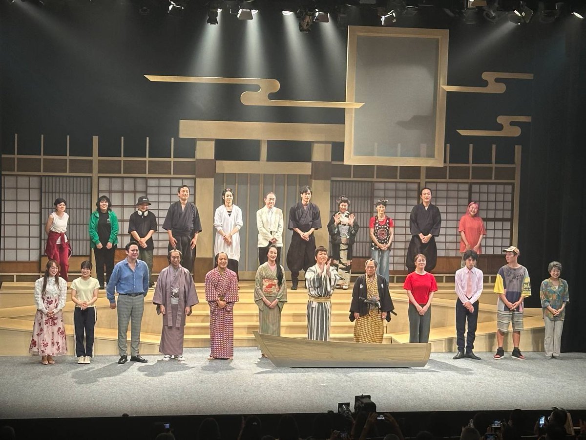 mahorin0203's tweet photo. 舞台『#ほろほろ』
お陰様で初日を迎えました。
ご来場くださった皆様、ありがとうございます。
カーテンコール写真撮影OKになりました。
本日19時から
明日以降もお席ございます。
皆様のご来場お待ちしてます。
当日連絡大歓迎！
前日までは⬇からも
https://t.co/TdmcUXIA0r https://t.co/ST6v8Qcodu