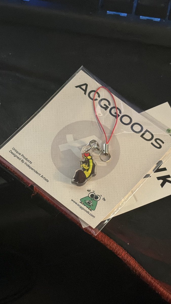 therealitzmymy's tweet photo. very cool phone charm I bought from my mutual @syringeneedles! ft. my horrific mousepad
#deltarune #utdr https://t.co/MwcDVOOVty