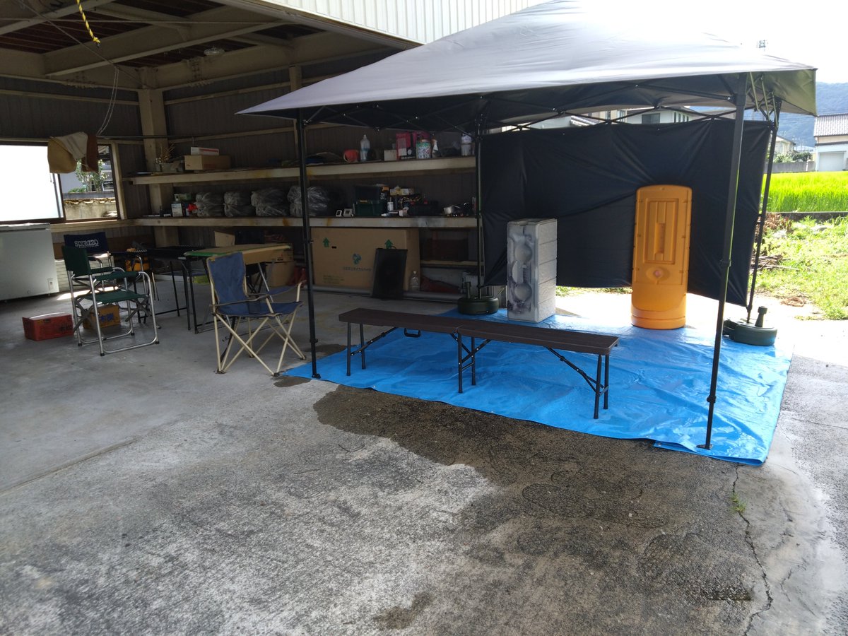 kuma02301's tweet photo. BBQ準備中。
タープ、ウォーターウエイト、コンロテーブル、椅子。
後は孫待ち。 https://t.co/2eRSlQs3AR