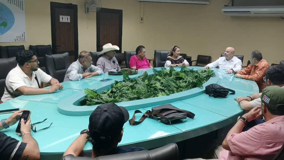 Colina_CTCuba's tweet photo. 🇨🇺 La solidaridad no tiene fronteras, brigadas que participan en el I Coloquio Internacional "Fidel: legado y futuro" visitan la sede de la CTC Nacional en #LaHabanaDeTodos 
#100AñosConFidel
#CubaNoEstáSola https://t.co/47RNqwrBhd