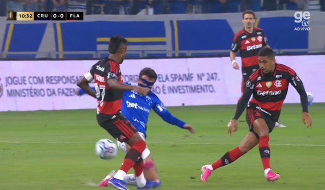 futebol_info's tweet photo. PC de Oliveira, comentarista de arbitragem da Globo, afirma que Matheus Henrique, do Cruzeiro, deveria ter sido EXPULSO pela entrada em Bruno Henrique, do Flamengo.

📸 Reprodução/GE TV https://t.co/LOFfXZgn5y
