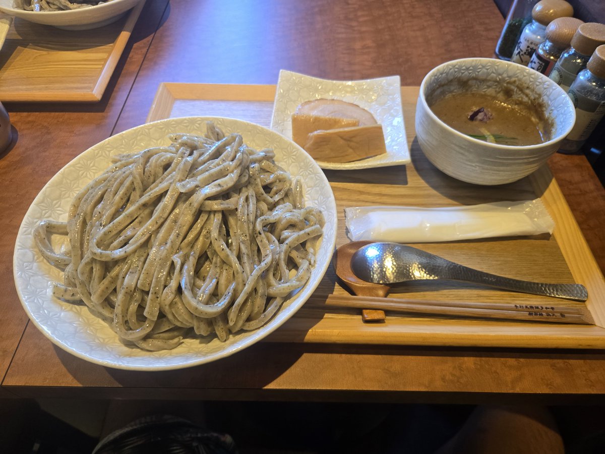 rionerap's tweet photo. 手打式特級多加水 御影麺 鏑矢

｢御影つけめん　中｣＋｢麺増し×２｣

ゴマが練り込まれた極太麺
味変で塩&amp;青のりを
　　　　フリフリ🧂ウマッ‼️

濃厚なつけ汁に良く絡み
後からくる甘味がたまりません😘

佐久間さんごちそうさまでした💪💪 https://t.co/VUHnlmpiGs