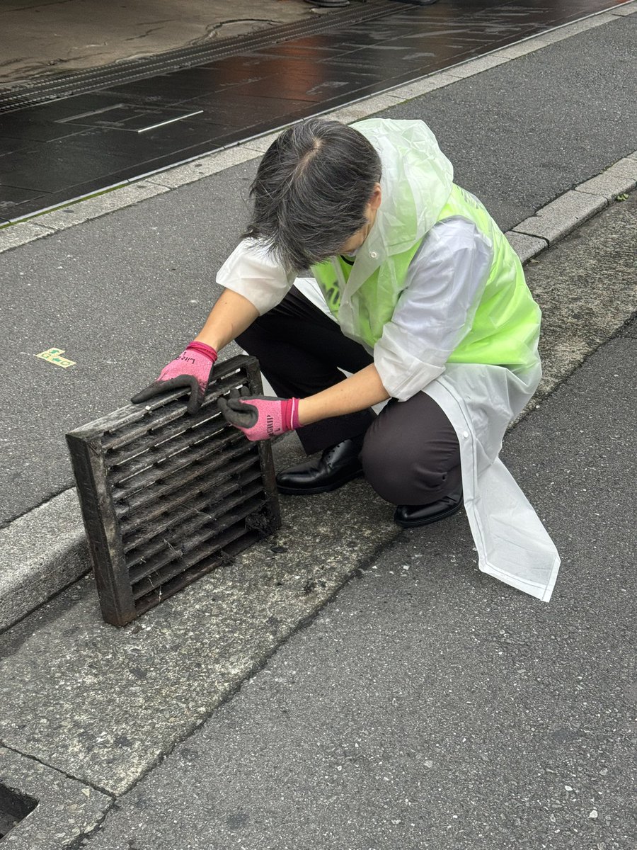zeroemi_saiyou's tweet photo. 今日は八王子駅前清掃に参加しました🧹今まで第二木曜日は雨が降らないというジンクス？がありましたが、途中から本格的な雨となってしまいました☔️最近、局地的な豪雨が多いのでグレーチングのゴミや土も取り除いて雨に備えます！参加された多くの皆様雨の中お疲れ様でしたー！
#ゼロエミッション　#八王子駅前清掃　#駅前清掃は武蔵小金井駅と大和駅もやってます！