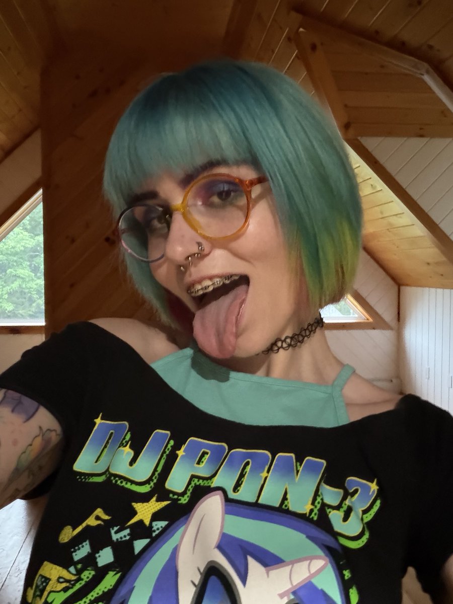 dutifuldolly's tweet photo. cover my braces in cum daddy 💦 https://t.co/YdvwNJfzWj