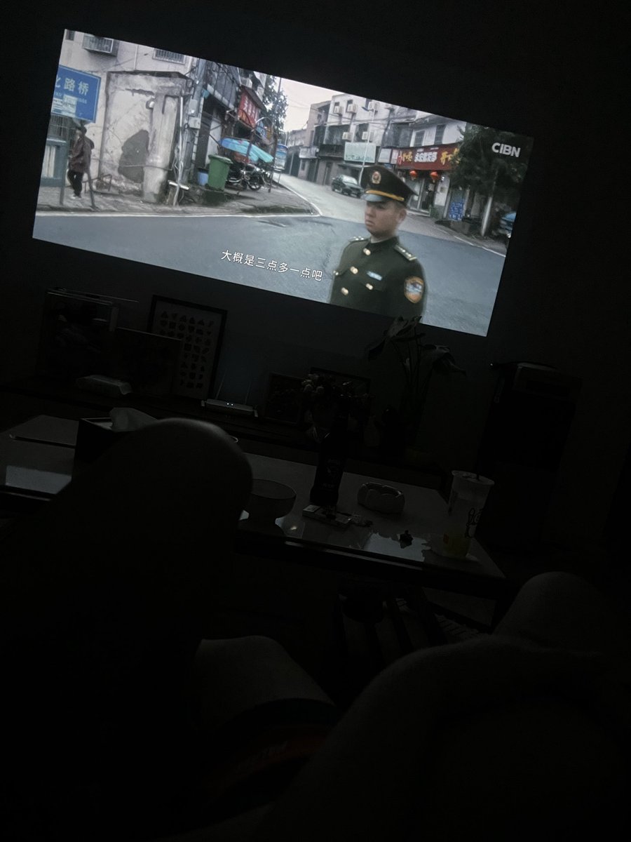 Fanlingsi's tweet photo. 每天最幸福的事情就是下班之后忙完所有的事情，两人一起在沙发上看电视剧。无人打扰，只有我俩。#wlw https://t.co/XGCeyazh60