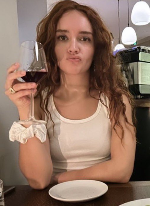 thinkercooke's tweet photo. she’s sooo girlfriend https://t.co/kTvK6asJR8