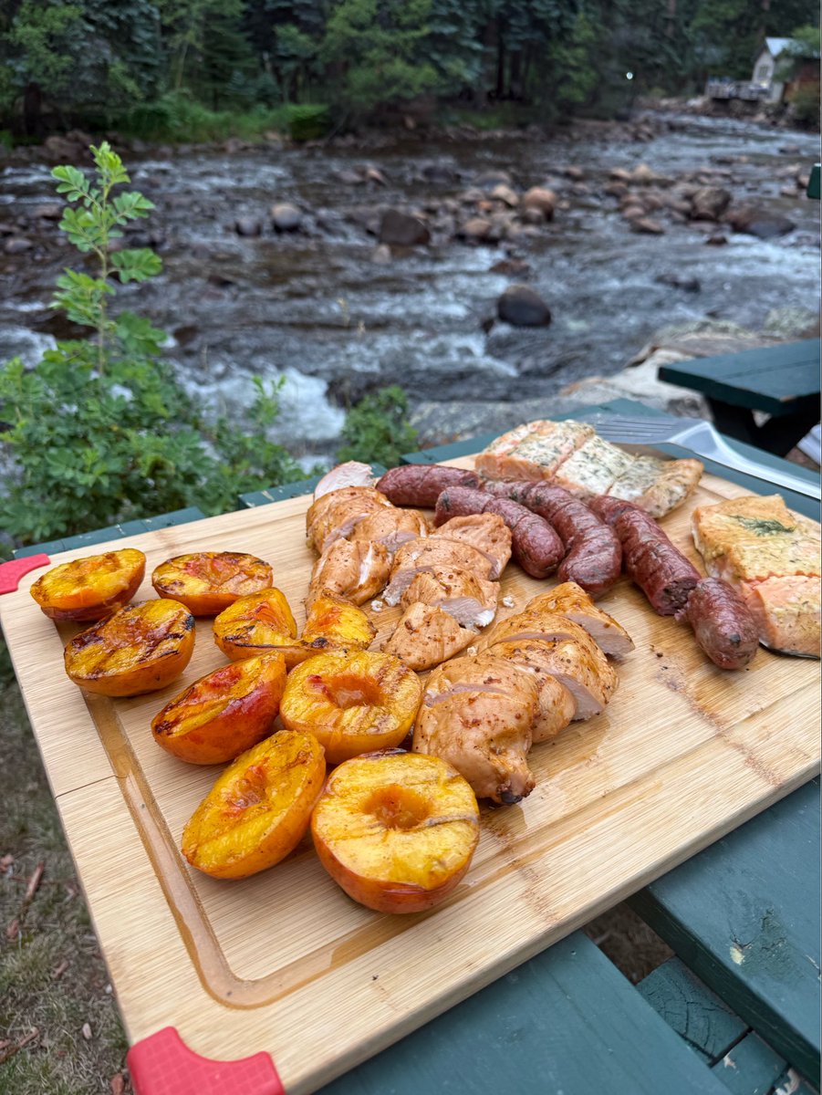 WelcomeEstes's tweet photo. Dinner tastes better with a river view. 🌲🍑🍷
Book a stay at one of our riverside resorts in Estes Park and turn an ordinary meal into something special. Whether it’s a family picnic, birthday celebration, anniversary dinner, or just a night together, there’s no better backdrop! https://t.co/FRQyTLDO9E