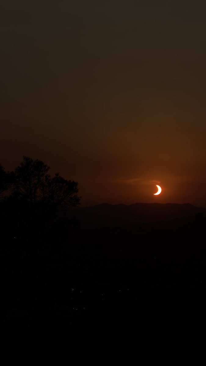 ignisanimae's tweet photo. Solar Eclipse over Barcelona today https://t.co/GWeyv4IcYb