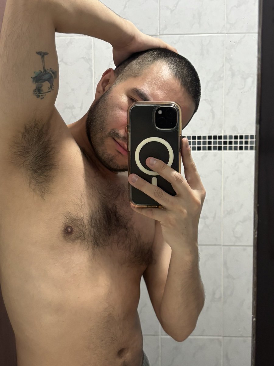 MemoRol3's tweet photo. Terminamos por hoy. 
Cansados, sudados y con ganas de tener a alguien oliendo y lamiéndome las axilas 🥵😮‍💨 https://t.co/U7GyoEvBKI