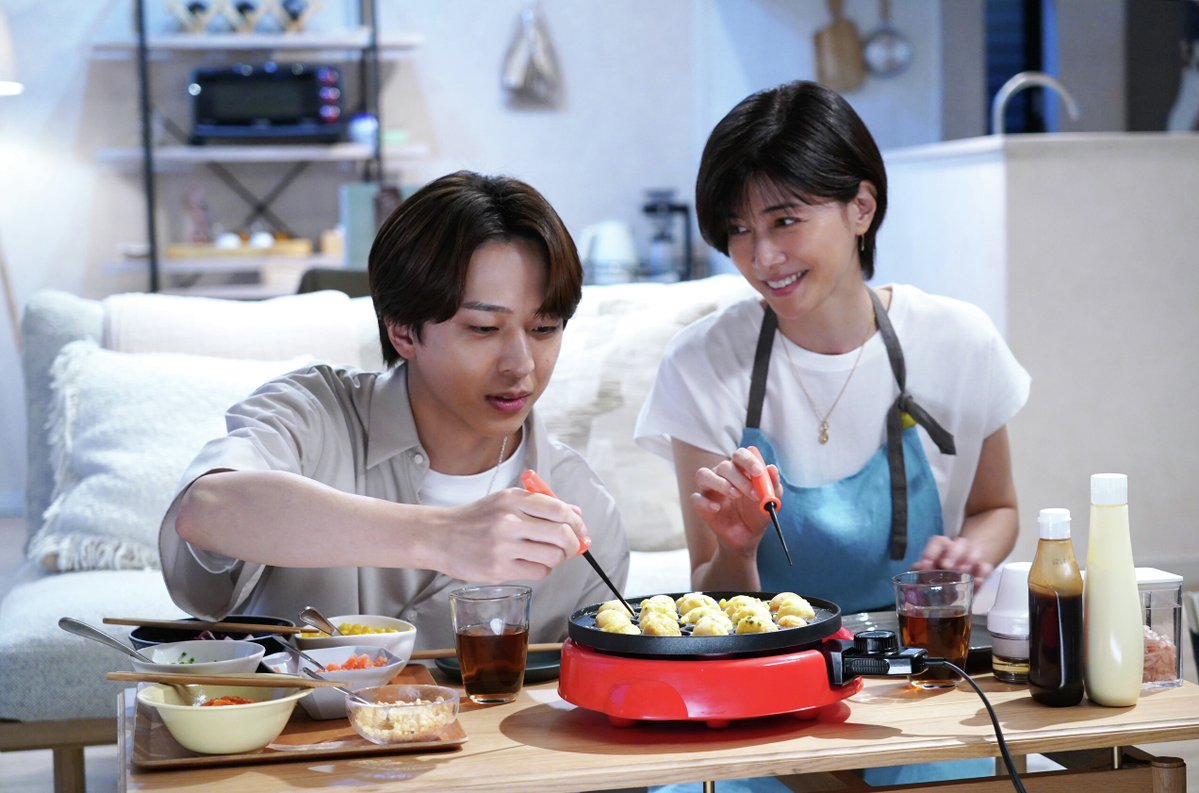 modelpress's tweet photo. 【今夜放送📺️】
「ラストノート」第6話💐

 ✍️あらすじ・場面写真
https://t.co/WHDnKYTqEg

駅のコンコースに飾られたピオニーの絵の前で、澄晴（寺西拓人）はこの絵を描いたのは自分だと打ち明け、葵（内田有紀）に想いを伝える。ゆっくりと葵に手を伸ばす澄晴。突然の告白に驚きを隠せない葵だった。

#ラストノート ＠lastnote_fujitv
