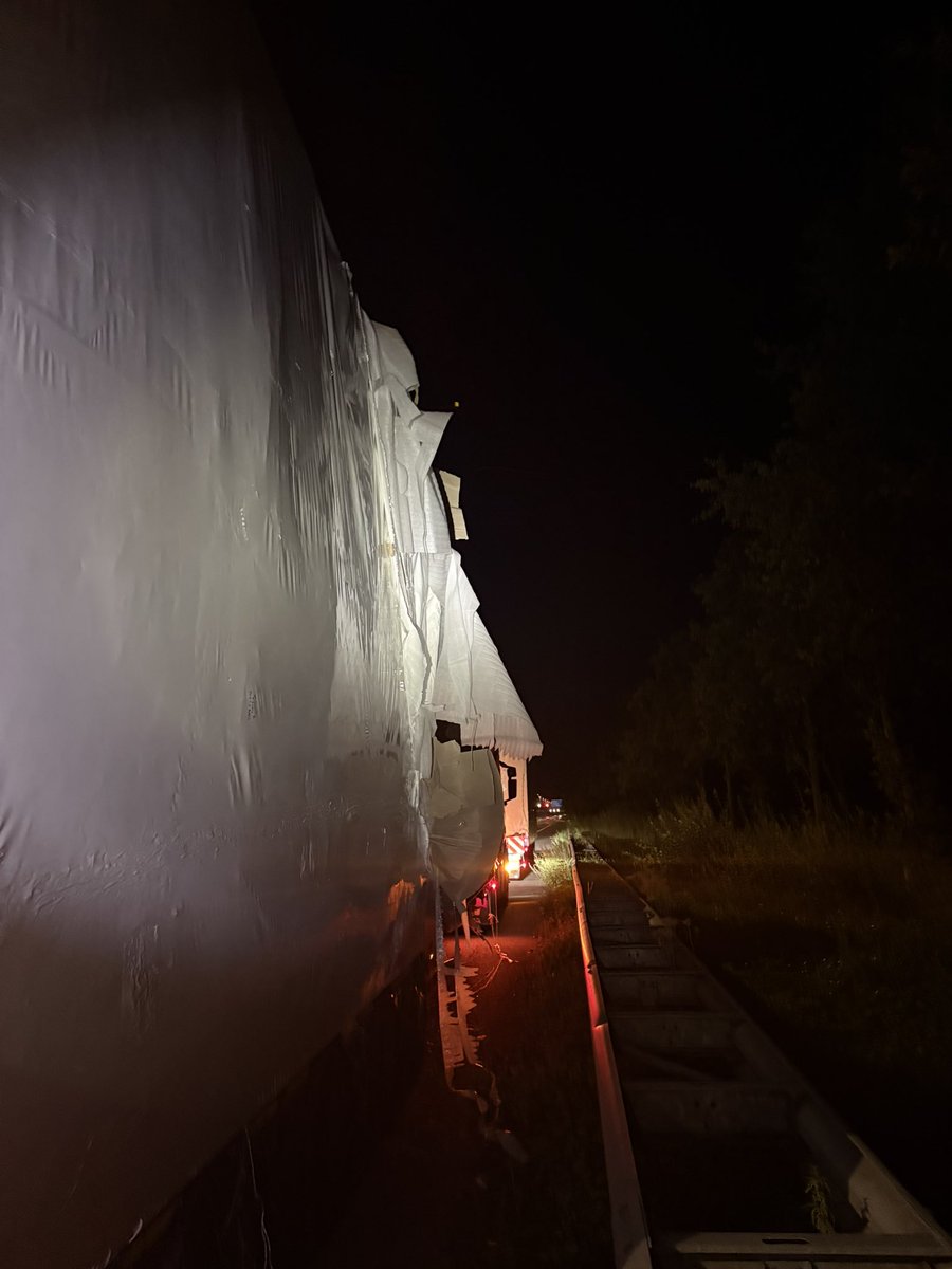 wis_robertvdA's tweet photo. A2 li 126,4 #Boxtel 🚛🚛 convoi exceptioneel waarvan 1 verpakkingsmateriaal van de lading los is gekomen en daarop is een stuk verwijderd en de rest vast gemaakt @RWSverkeersinfo https://t.co/VyGc3h6Dxm
