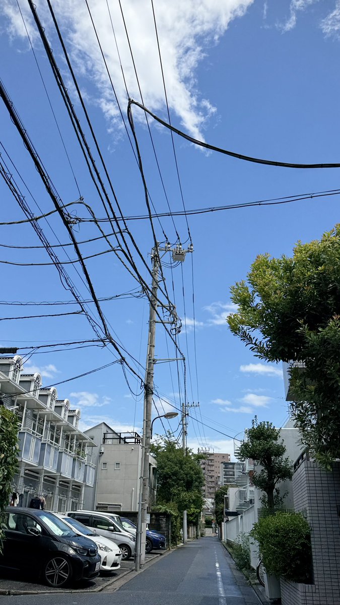 daniel2007ww's tweet photo. 両親に対して恨みはない。決して裕福な家庭ではなく、子どもの頃はお金のことで我慢することも多かった。でも、貧しさの中で過ごした幼少期にできた心の傷や劣等感は、大人になったからといって簡単に消えるものではない。たぶん、一生かけて少しずつ癒していくものなんだと思う。 https://t.co/Hbnl7RwCcW