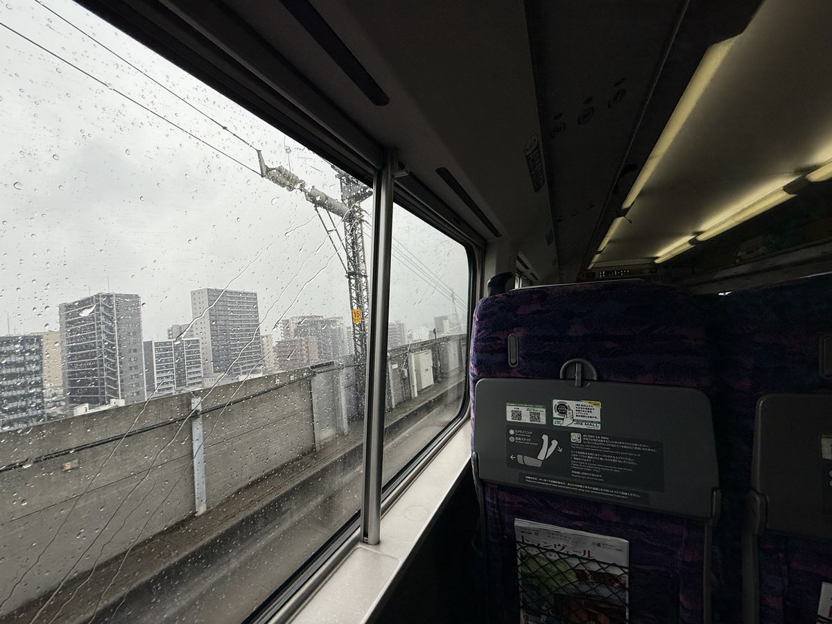 namazuchin's tweet photo. E2が来ると窓が大きくて嬉しい https://t.co/FsUuUma3AJ