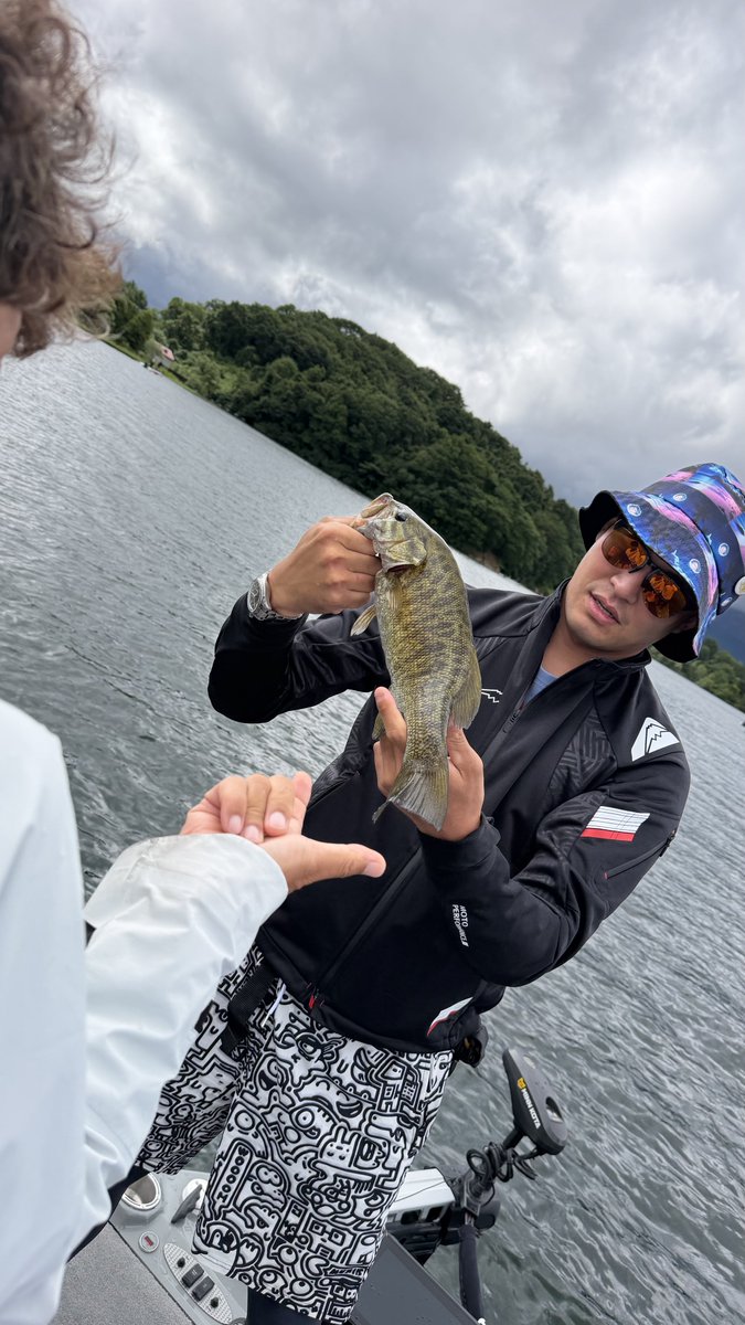 Sodo_hh's tweet photo. 藍に「なんで転けたん？」ってデリカシーのない質問をしてみたら、言い訳とかじゃなく転んだ理由を説明してくれてる最中に「ｼﾞｨｨｨｨｨｨｨｪｪｪ」って僕のドラグが鳴って、その時に釣れた空気の読めないスモールがこちら https://t.co/3uoy4GmqOU
