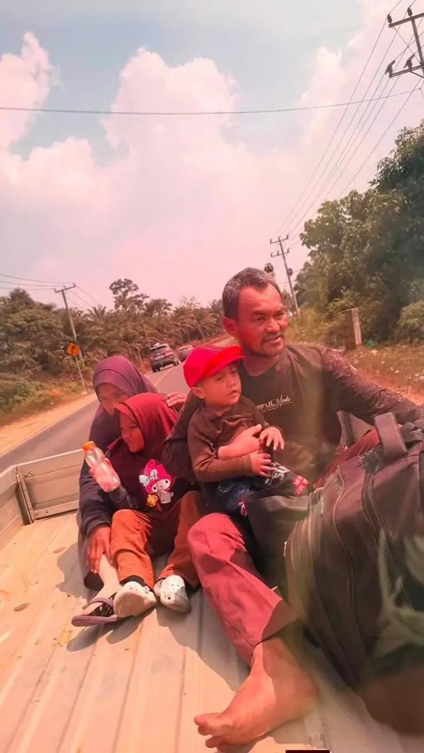 LiaAfri03881071's tweet photo. Yang ketemu bapak ni sm anak2 dijalan mohon dibantu..( Sekarang bapak ni tinggal diloket PIP travel simpang kantor bupati sarolangun mau diberangkatkan ke jambi abis magrib)) Kronologiny bapak ini dijanjiin kerjaan mau ke cilacap belum sampe dicilacap ditipu dtinggal dijalan hp dan smua dompet d ambil. Bapak ini sudah satu bulan bejalan kaki, sudah lapor polisi,mau blek k batam dengan be jalan kaki bersama istri dan anak2nya.
cc: ayyupraatiwii