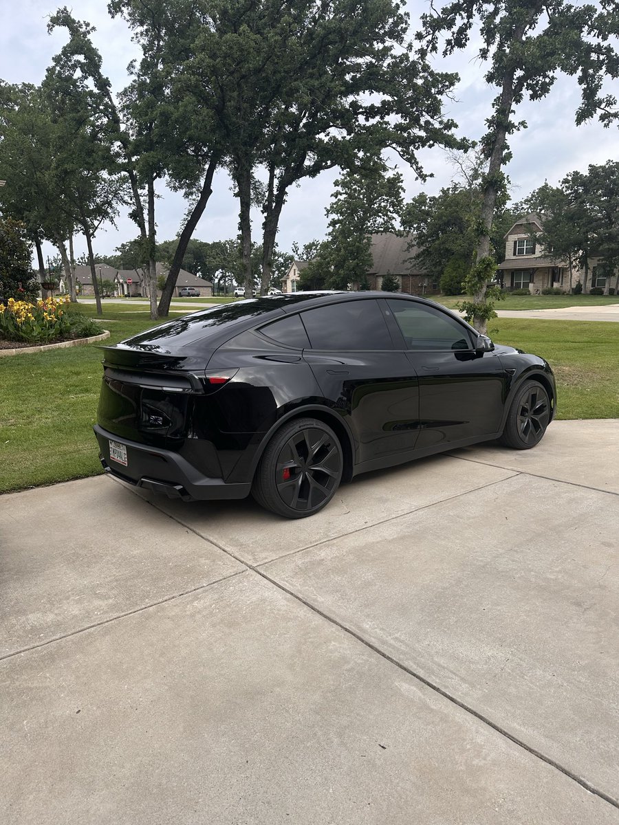 ohemgee22's tweet photo. @TXTeslaCowboy @Tesla Yes sir. Diamond Black in the house. https://t.co/CVoygBKVj2