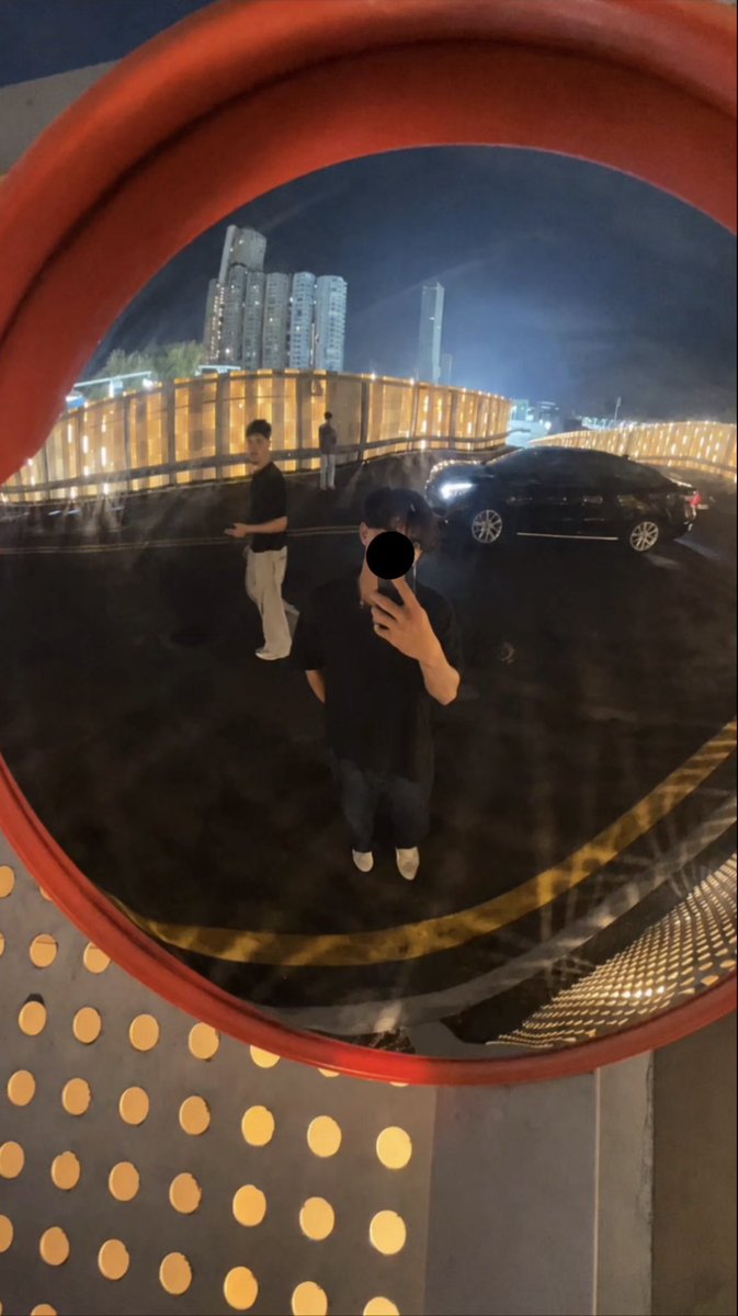 08787's tweet photo. كأنني بقايا رجلٍ تركته الأيام خلفها أعيش بينهم دون أن أشعر أنني واحدٌ منهم https://t.co/R8AeXzt70F