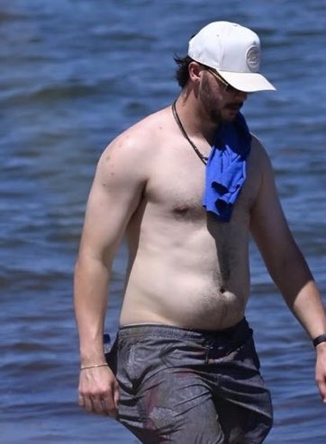 Punchoutpitch's tweet photo. Paul Skenes spotted on a Miami beach today 👀

(h/t @Just_Emma30) https://t.co/mLJP2PkYv7