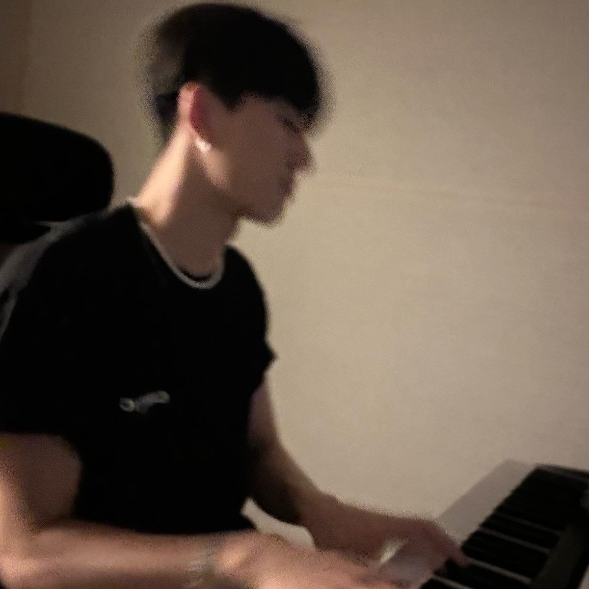 hrtzdane's tweet photo. A whisper of rhythm and blues, folded gently into a velvety sweep of jazz.
ㅤㅤ https://t.co/dUEm1jDfv0