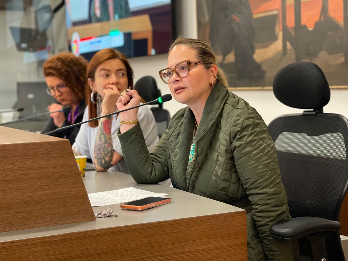 RocioDussanPer's tweet photo. #YoSoyDocente 📚💪🏻 La dignidad laboral de nuestros maestros NO se negocia, hoy avanzamos en una mesa de trabajo con la administración, funcionarios administrativos y docentes para exigir que se respeten sus horarios, su trabajo y su salario.

No basta con decir que la educación es prioridad, hay que garantizar derechos para quienes la hacen posible todos los días. 𝐄𝐬𝐭𝐚 𝐜𝐮𝐫𝐮𝐥 𝐬𝐞𝐠𝐮𝐢𝐫𝐚́ 𝐝𝐞𝐥 𝐥𝐚𝐝𝐨 𝐝𝐞 𝐥𝐨𝐬 𝐩𝐫𝐨𝐟𝐞𝐬. @ConcejoDeBogota #CTC #FCTSP