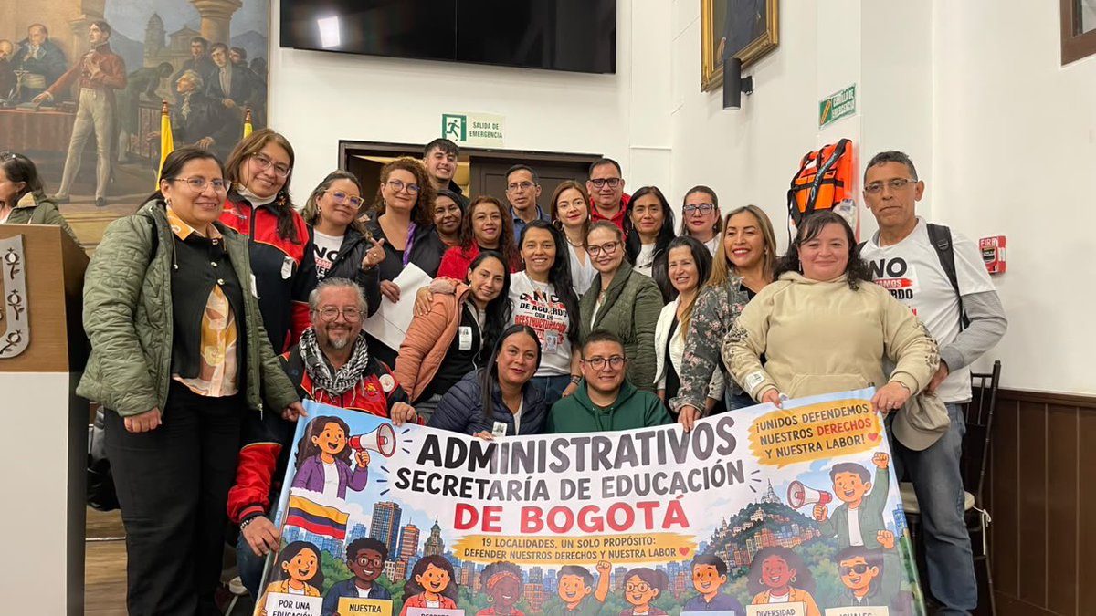 RocioDussanPer's tweet photo. #YoSoyDocente 📚💪🏻 La dignidad laboral de nuestros maestros NO se negocia, hoy avanzamos en una mesa de trabajo con la administración, funcionarios administrativos y docentes para exigir que se respeten sus horarios, su trabajo y su salario.

No basta con decir que la educación es prioridad, hay que garantizar derechos para quienes la hacen posible todos los días. 𝐄𝐬𝐭𝐚 𝐜𝐮𝐫𝐮𝐥 𝐬𝐞𝐠𝐮𝐢𝐫𝐚́ 𝐝𝐞𝐥 𝐥𝐚𝐝𝐨 𝐝𝐞 𝐥𝐨𝐬 𝐩𝐫𝐨𝐟𝐞𝐬. @ConcejoDeBogota #CTC #FCTSP