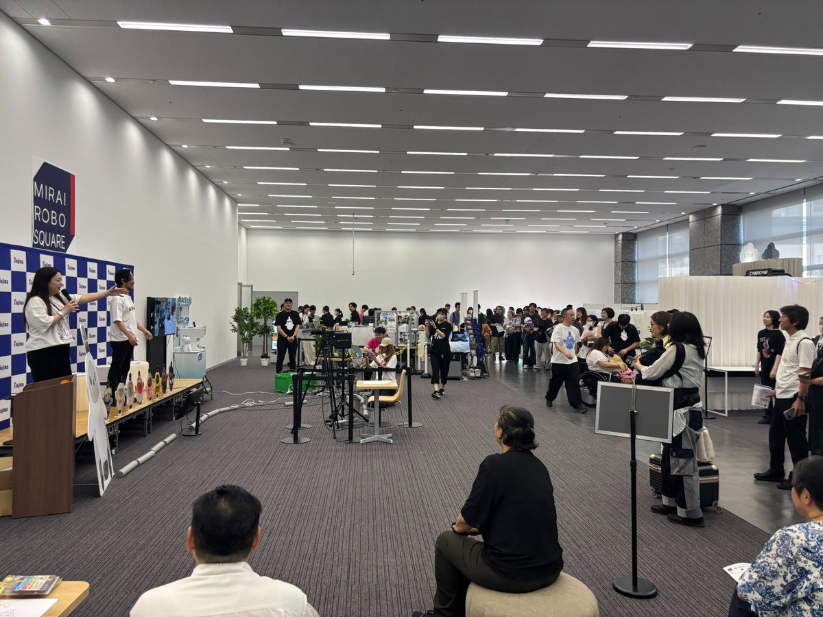 mirairobosquare's tweet photo. こんにちは！ミライロボスクエアです✨
先日のLOVOTの日オープンイベントにご来館いただいた皆様、誠にありがとうございました🎉当日はミライロボスクエアも大盛況で、LOVOT含めさまざまなロボットの魅力をお伝えできた���ではないかと思います😌
沢山のお友達に会えて嬉しそうなおもちとすみれです♪ https://t.co/L0pNcZvM1K