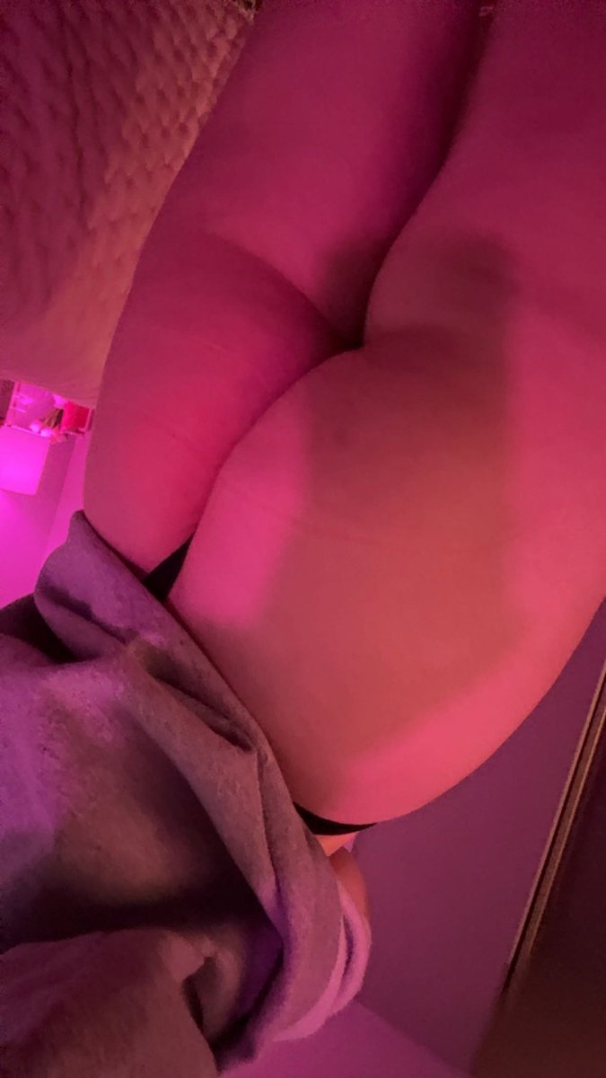 irllambgirl's tweet photo. i have the worlds flattest ass https://t.co/TKpoVziF7M