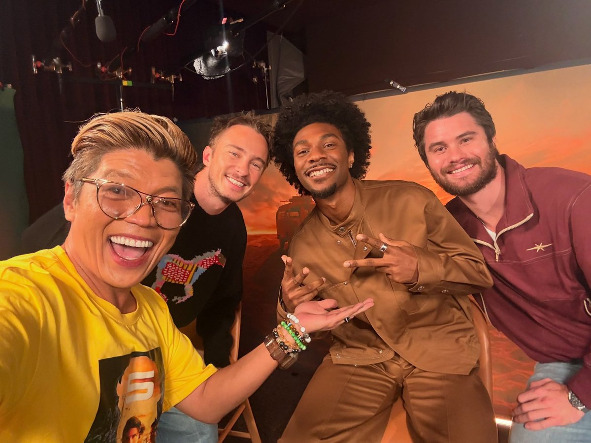 DrewStarkeyInfo's tweet photo. AMORZÃO! Drew Starkey com Jonathan Daviss e Chase Stokes para a entrevista com Manny Dela Rosa na press tour de OBX5.

📲mannymovies Via Instagram. https://t.co/gBWa0pnUqX