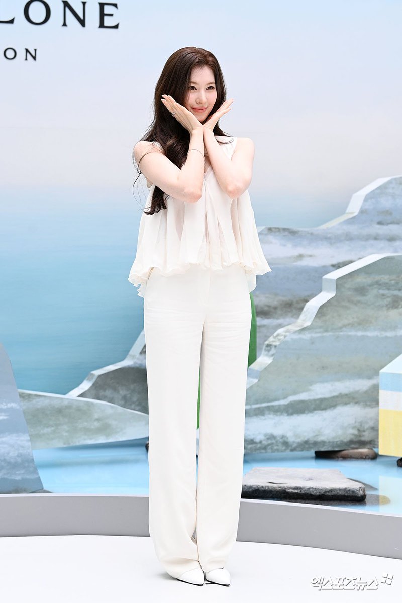 SubjectKpop's tweet photo. Sana attended Jo Malone London event today 

#TWICE #트와이스 @JYPETWICE https://t.co/pF3k7SMc0x